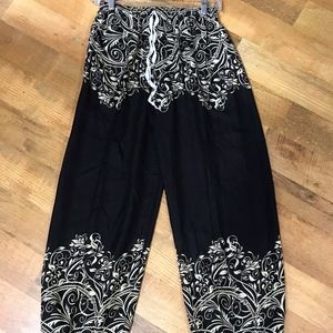 Flowers printed pant.  Draw string w/one pocket.